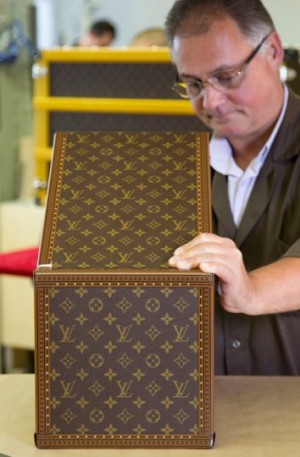 LV.FIFAWC2010.trophytravelcase.2